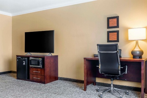 Comfort Inn & Suites Redwood Country image 36